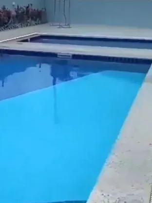 Depois: a mesma piscina com a água azul e limpa