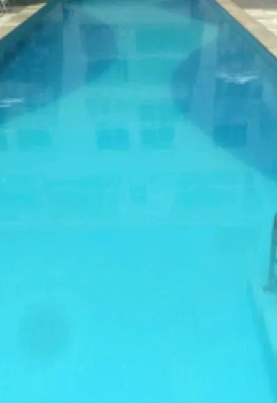 Antes: piscina com a água turva, sem dar para ver o fundo