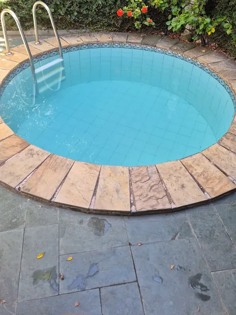 Depois: a mesma piscina redonda com a água azul e limpa