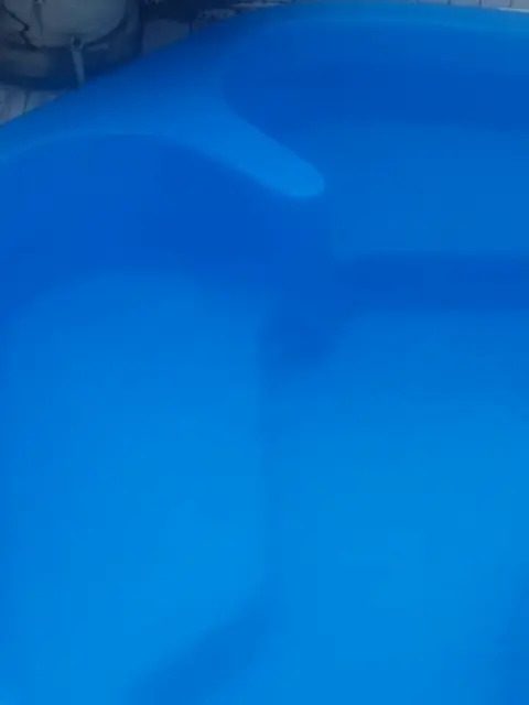 Depois da reforma: a mesma piscina de fibra, azul e cheia